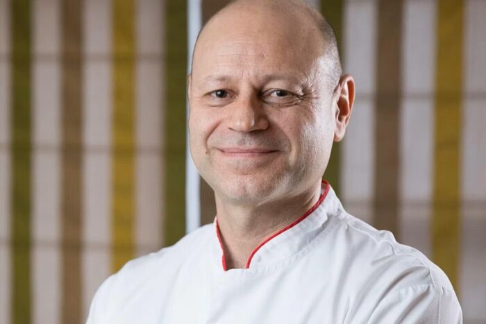 Portret al doctorului George Marinescu, zâmbind, în halat medical alb